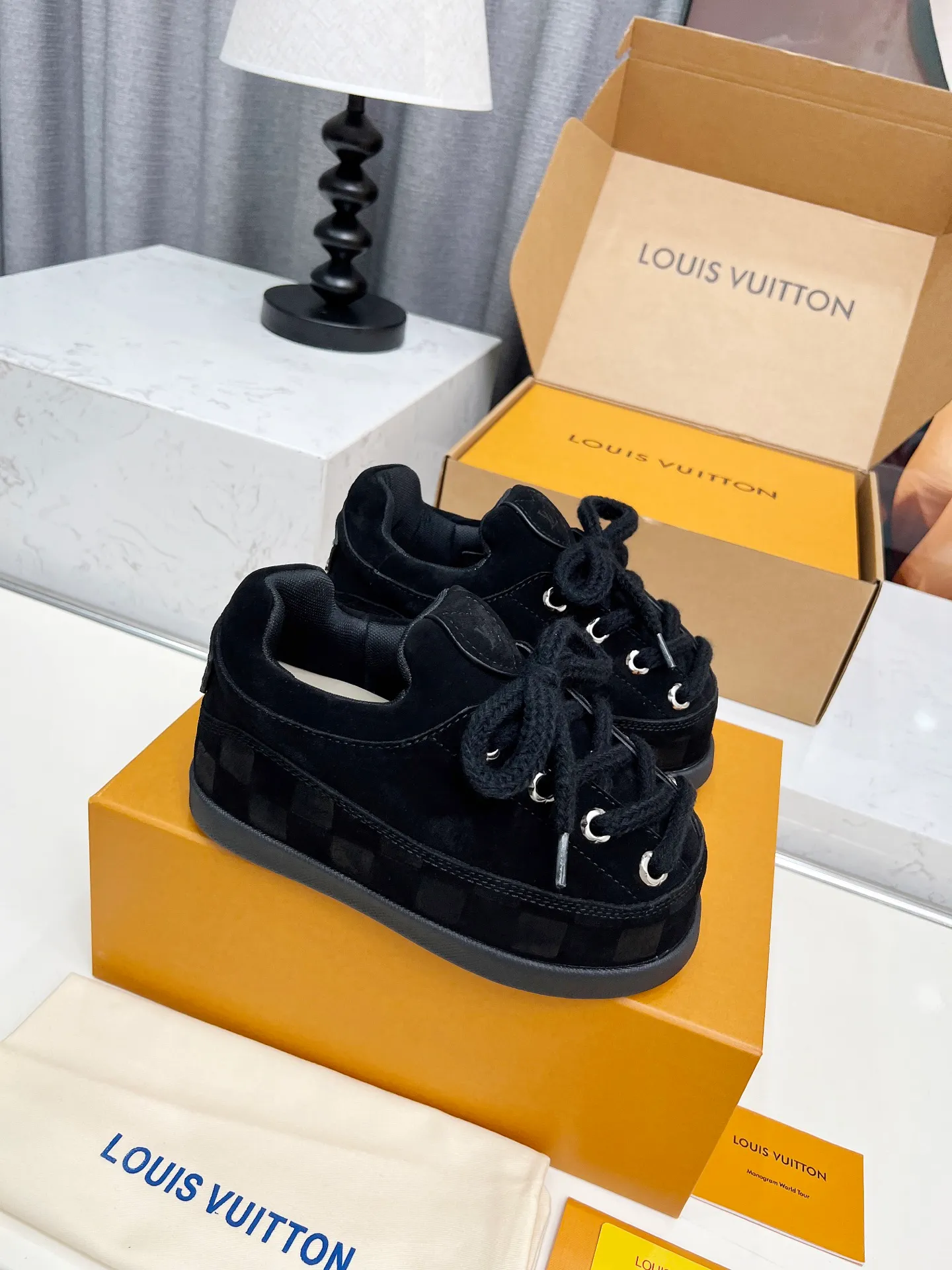 [L Family] P: 740💰 Couple model, size: women 35-41 (customized at 41 for women), 39-46 for men (customized at 45.46) The 2025 iteration of this Time Out sneaker, couple model, LV co-branded nigo, donkey brand, Louis Vuitton, ugly, cute😍Many Internet celebrities have shown off their feet, a classic and versatile item. Fabric: Imported high mercerized cow suede. Lining: high-grade elastic mesh, outsole: original molded outsole, palm print rubber outsole with hidden L letter and Monongram flower.